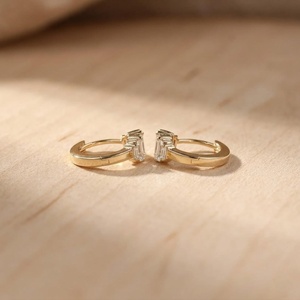 Boucles d'oreilles créoles Huggies minimalistes en diamant de laboratoire taille baguette, 0,55 carat par paire, couleur E, clarté VVS, bijoux fins - Product Image 5