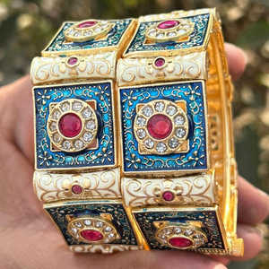 Ensemble de bracelets ouvrables Jewelemarket avec pierres Pota plaquées or et décorations Meenakari, bijoux fantaisie rose et bleu - Product Image 1