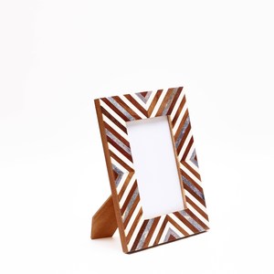Cadre photo rectangulaire élégant et orné en résine et bois 5x7 avec impression numérique couleur, léger, pour décoration de table à la maison - Product Image 2