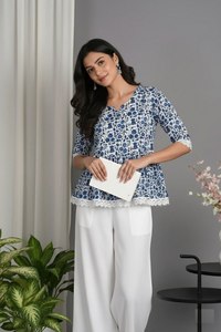 Haut en coton imprimé floral bleu élégant pour femme avec bordure en dentelle, col rond, manches 3/4, longueur normale, style ethnique fusion - Product Image 5