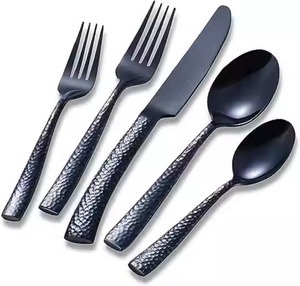 Ensemble de couverts modernes en métal noir mat avec manche martelé, compatibles lave-vaisselle, pour les dîners de mariage - Product Image 1