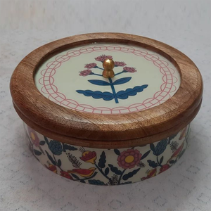 Plato de servir redondo de madera con diseño floral y tapa a juego, perfecto para vajilla moderna y rústica. - Product Image 3