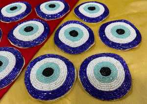 Porte-clés brodé artisanal avec perles, motif floral coloré, cadeau unique pour les amis et la famille - Product Image 2