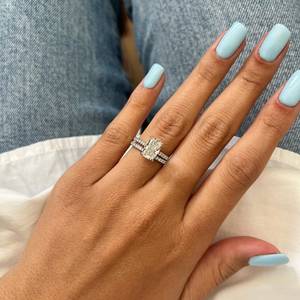 Ensemble de mariage en diamant de laboratoire taille coussin allongé de 2 carats, avec halo caché et pavé, en or blanc, certifié IGI - Product Image 1
