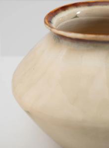 Vase en céramique ivoire élégant avec une forme sculptée large et basse, finition émaillée lisse et accent élégant pour la décoration intérieure de luxe - Product Image 4