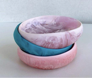 Tazón de resina hecho a mano con patrón de mármol azul y borde festoneado para servir alimentos, diseño moderno con acabado bajo esmalte. - Product Image 5