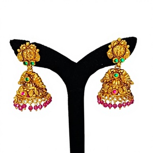 ต่างหูทองคำแท้ 22k แบบโบราณ ประดับมรกตสีเขียวและไข่มุกธรรมชาติ ลายพระลักษมี ทำด้วยมือ เหมาะสำหรับงานแต่งงาน - Product Image 1