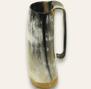 Taza de cuerno con textura natural, ideal para usar al aire libre contra un espectacular fondo de río, disponible a precios de mayorista. - Product Image 5