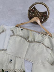 Ensemble Salwar en soie beige brodé de fleurs pour femmes, Kurta et pantalon Palazzo, tenue élégante décontractée pour les fêtes, vêtements sur mesure - Product Image 5