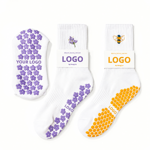 Chaussettes antidérapantes personnalisées en gros pour le yoga avec logo – Fabricant prenant en charge la personnalisation en petites séries - Product Image 1