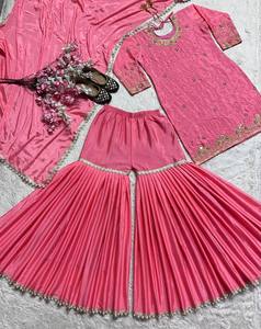 Robe de mariée traditionnelle indienne pakistanaise rose brodée pour femme, longueur ras du sol, coupe classique, avec travail doré, en polyester extensible - Product Image 4