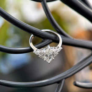 Bague de fiançailles pour femme en or blanc 14 carats plaqué rhodium, diamant taille marquise 1,50 carat certifié IGI, pierres latérales, design floral - Product Image 5