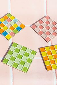 Ensemble de sous-verres en mosaïque de verre coloré pastel et bleu à carreaux, sur fond de pelouse verte - Product Image 2