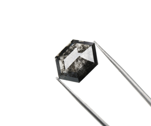 Diamante Negro Rústico de Corte Hexagonal de 6.50 Ct Cultivado en Laboratorio, OM GEMS, Certificado por Terceros - Product Image 3