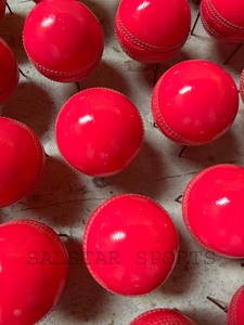 Pelota de Cricket de Cuero Duradera al por Mayor en Colores Rojo y Rosa, 156 g, Especial para Ligas y Partidos T20, Personalizable con Logotipo de Fábrica - Product Image 6