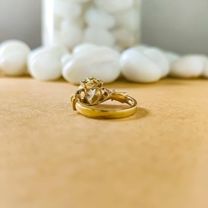 แหวนทอง 14k รูปหัวใจแบบ Claddagh ประดับมงกุฎเพชรเลี้ยงในห้องปฏิบัติการ พร้อมใบรับรอง IGI แหวนหมั้นรูปหัวใจ แหวนเพชรวาเลนไทน์ - Product Image 5