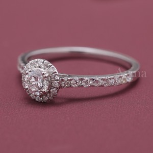 Bague de fiançailles et de mariage en diamant rond cultivé en laboratoire certifié IGI, avec halo et bande pavée, en or 18 carats plaqué rhodium, cadeau d'anniversaire de luxe - Product Image 2