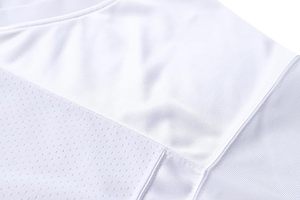 Maillot de sport léger en maille polyester blanche à manches courtes, col en V, à enfiler - Product Image 5