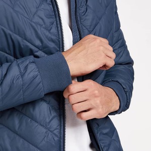 Veste matelassée pour homme avec fermeture éclair intégrale, rembourrage thermique doux et tissu résistant pour les voyages par temps froid - Product Image 5