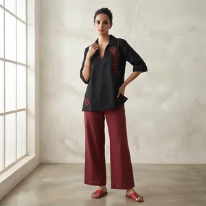 Ensemble Kurta brodé noir pour femmes et pantalon Palazzo bordeaux, manches trois quarts, col en V, tenue ethnique décontractée, tenue confortable - Product Image 1