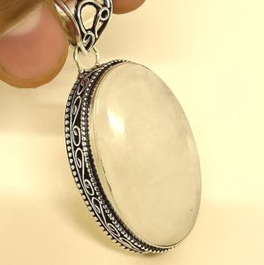 Pendentif artisanal en argent sterling avec pierre de lune blanche, bijou élégant pierre de naissance, cadeau d'anniversaire - Product Image 1