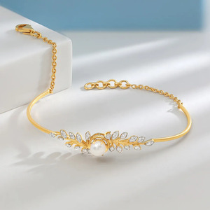 Bracelet en diamant feuille de pierre blanche avec motif de branche botanique en or jaune et élégant accent central - Product Image 1