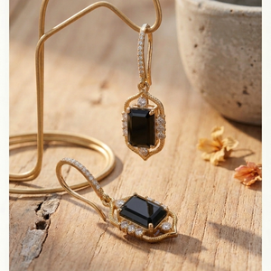 ต่างหูทรงแปดเหลี่ยมหรูหราประดับออนิกซ์สีดำ ยาว 5 นิ้ว ตกแต่งด้วยเพชร CZ เงินแท้ 925 ชุบทอง 18K ขนาด 8x10 มม. ต่างหูสำหรับเจ้าสาว - Product Image 4