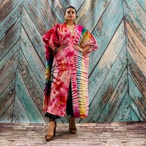 Robe kimono pour femme, dernière tendance, taille unique, avec ceinture, tissu en rayonne, tie-dye fait main, col en V profond, écologique, 1 pièce - Product Image 1