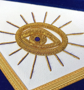 Tablier de maître de la franc-maçonnerie bleu - Velours bleu avec broderie dorée faite à la main, qualité durable, prix abordable - Product Image 4