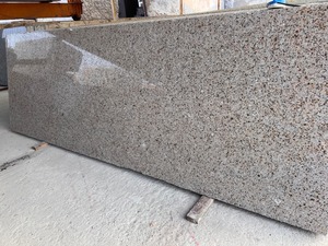 Grande dalle de pierre en granit poli naturel, durable et classique, pour comptoirs, îlots et bureaux d'hôtels et villas - Product Image 1