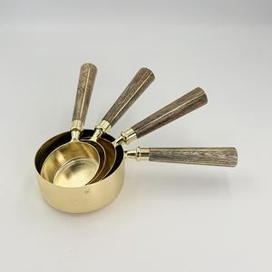 ถ้วยตวงสแตนเลสเกรดพรีเมียม ทนทาน เป็นมิตรกับสิ่งแวดล้อม เคลือบ PVD สีทอง พร้อมด้ามจับไม้ ใช้กับเครื่องล้างจานได้ - Product Image 1