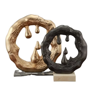 Ensemble de sculptures humaines abstraites en métal finition or, or et noir, idéal pour les bureaux de réception et la décoration d'entreprise, provenant d'Inde. - Product Image 4