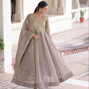 Robe de soirée brodée en or pour femme avec dupatta |   Robe Anarkali de soirée Kali Flair 12 - Product Image 1
