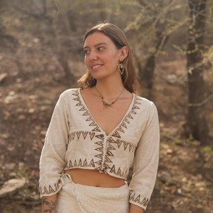 Haut court en coton fait main, style bohème chic, imprimé au bloc, col en V, cardigan à manches longues, chemisier de festival, hauts faits main aspect Khadi - Product Image 6