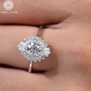 Bague de fiançailles classique pour femme en argent 925 plaqué or avec moissanite taille coussin et sertissage à griffes - Product Image 5