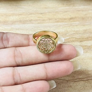 Nouvelle arrivée : Bague signet Sri Yantra, mandala en laiton pour femmes, plaqué or 18 carats, bijoux de géométrie sacrée, vente en gros/OEM/ODM - Product Image 2