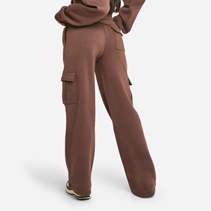 Sudadera corta de invierno para mujer, marrón, de tejido grueso y transpirable, con cremallera de un cuarto, y pantalones cargo a juego de largo completo. - Product Image 3