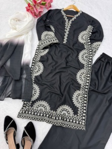 Ensemble prêt-à-porter de créateur avec haut en tissu slub à motifs complexes et broderies, bas en tissu slub et dupatta en soie tabby à imprimé numérique - Product Image 5