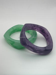 Bracelet en résine violet foncé de qualité supérieure, design marbré, bijou élégant pour les femmes à la mode et les amateurs d'accessoires modernes - Product Image 5