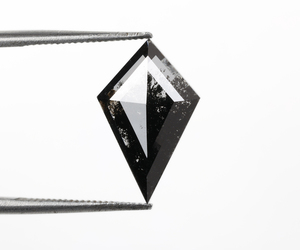 เพชรทรงไคท์คัท 2.30 กะรัต ทรงเกลือพริกไทย เจาะด้วยเลเซอร์ เพชรเลี้ยงในห้องปฏิบัติการแบบเม็ดเดี่ยว เพชรเกลือพริกไทยแบบสั่งทำพิเศษ ราคาขายส่ง - Product Image 1