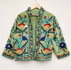 เสื้อแจ็คเก็ตสั้นสีเขียวอ่อนสไตล์วินเทจปักลายซูซานี ทำมือ ผ้าวาฟเฟิล เหมาะสำหรับใส่ในฤดูหนาว  ไซส์เดียว ใส่ไปงานปาร์ตี้ได้ - Product Image 4