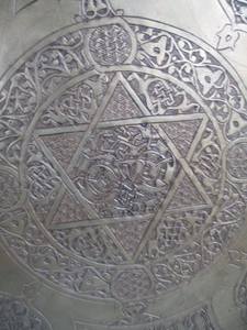 Assiette de présentation décorative de luxe en acier inoxydable écologique à bord festonné pour banquets et dîners - Product Image 5