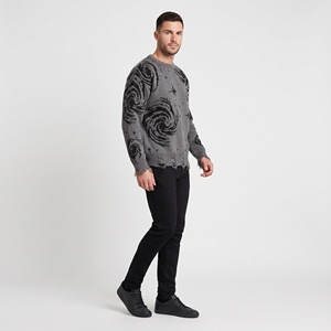 Suéter de punto gráfico gris desgastado para hombre con patrón de remolino abstracto negro, jersey oversize de cuello redondo, sudadera estilo streetwear - Product Image 2