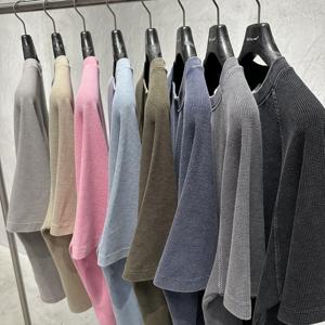 เสื้อยืดแขนสั้นทรงบ็อกซี่ผ้าคอตตอน/โพลีเอสเตอร์คุณภาพสูง สไตล์วาฟเฟิล ลุคซักยืดแบบดิสเทรส สำหรับผู้ชาย ใส่ได้ทั้งฤดูใบไม้ผลิและฤดูร้อน - Product Image 2