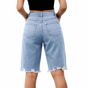 Shorts en jean délavé bleu clair pour femme, longueur genou, taille mi-haute, coupe décontractée, style vintage, détails boutonnés, en denim premium - Product Image 2