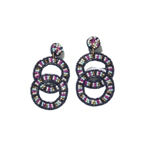 Boucles d'oreilles Huggie en perles à double cercle de conception funky faites à la main couleur menthe avec des pierres de perles de diamant inspirées de l'Inde - Product Image 2