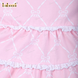 Personnalisé en gros doux rose ODM bébé robe avec motif 3D robe smockée à la main avec des arcs BB3108 - Product Image 4