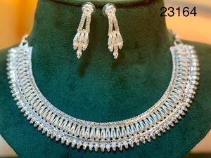 ชุดเครื่องประดับ MOLL JEWELLERS ล่าสุด สร้อยคอพร้อมต่างหูลายดอกไม้ ชุบทอง 24K อัลลอยด์ 0.3 ม. ประดับเพชรซิร์คอน สำหรับผู้หญิง เหมาะสำหรับงานแต่งงาน งานปาร์ตี้ ของขวัญ - Product Image 4