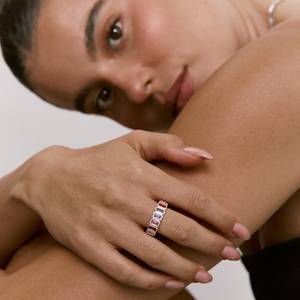 Anillo de compromiso y boda de oro macizo de 14K con zafiro de laboratorio en engaste de bisel, corte radiante, color arcoíris, banda completa, joyería fina - Product Image 3