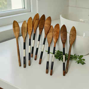 Juego de cucharas premium hechas a mano de madera de acacia y resina para comer a buen precio - Product Image 5